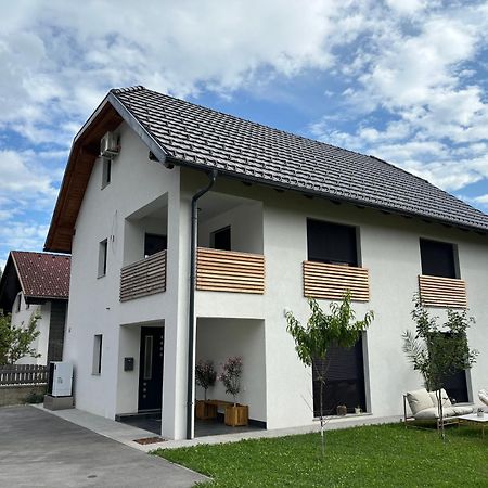 Aura Apartments Жировниця Екстер'єр фото
