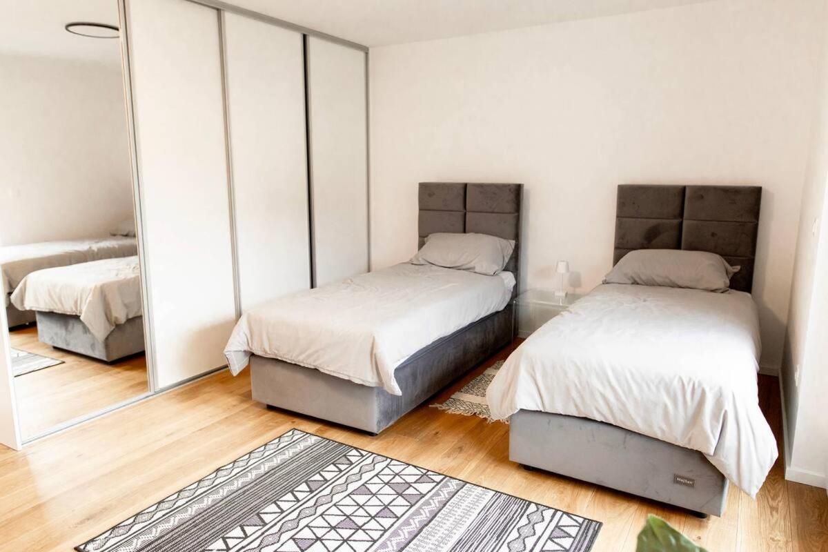 Aura Apartments Жировниця Екстер'єр фото