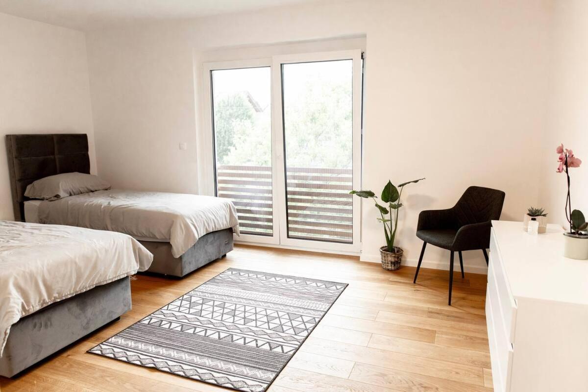 Aura Apartments Жировниця Екстер'єр фото