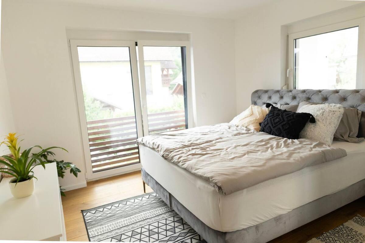 Aura Apartments Жировниця Екстер'єр фото