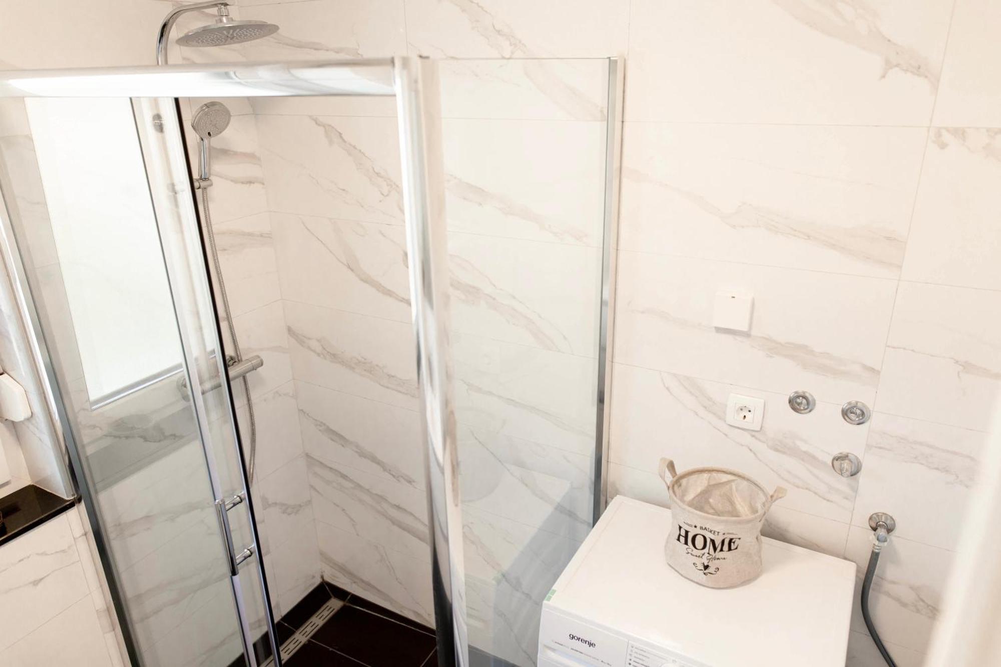 Aura Apartments Жировниця Екстер'єр фото
