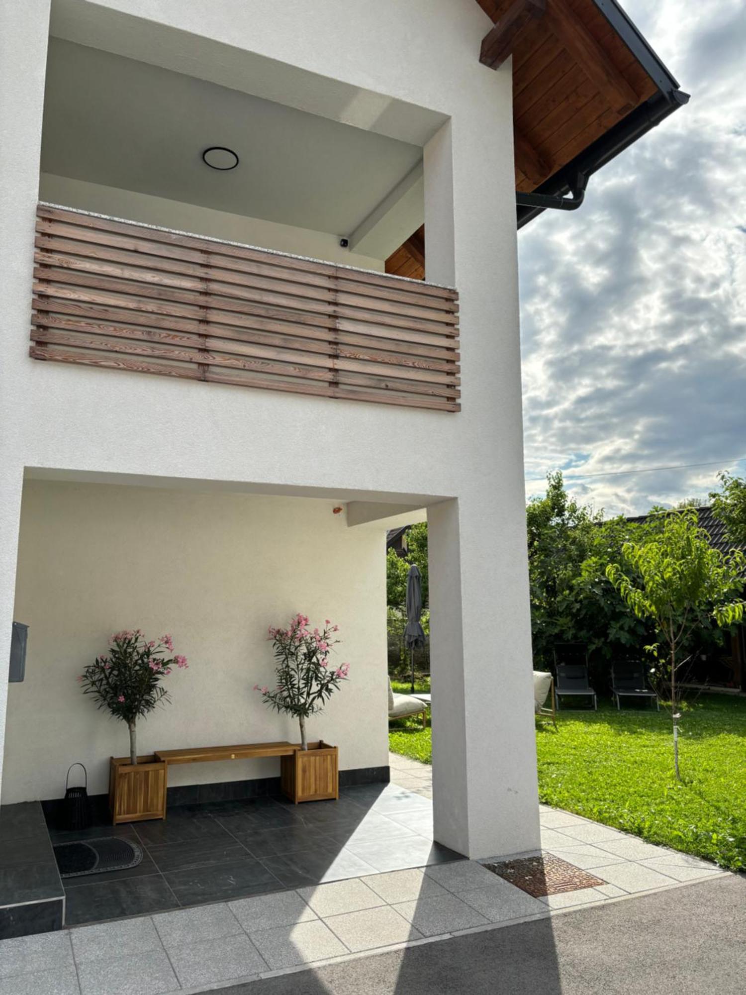 Aura Apartments Жировниця Екстер'єр фото