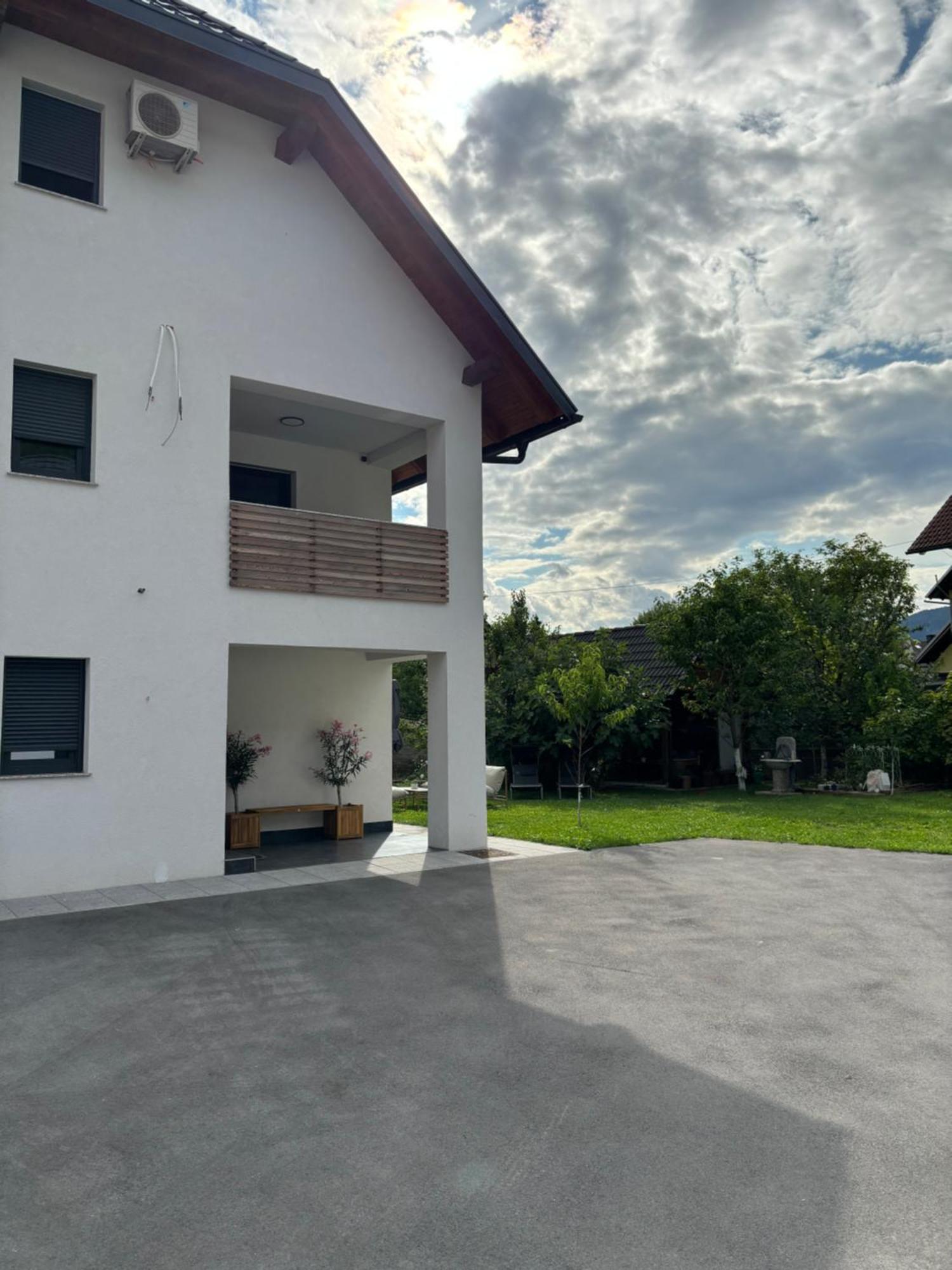 Aura Apartments Жировниця Екстер'єр фото