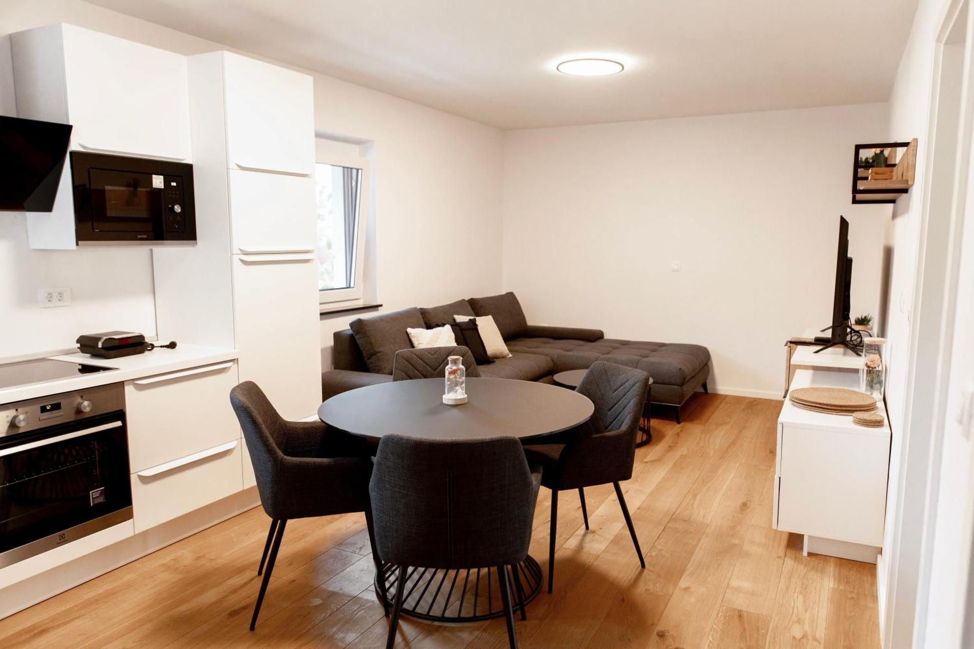 Aura Apartments Жировниця Екстер'єр фото