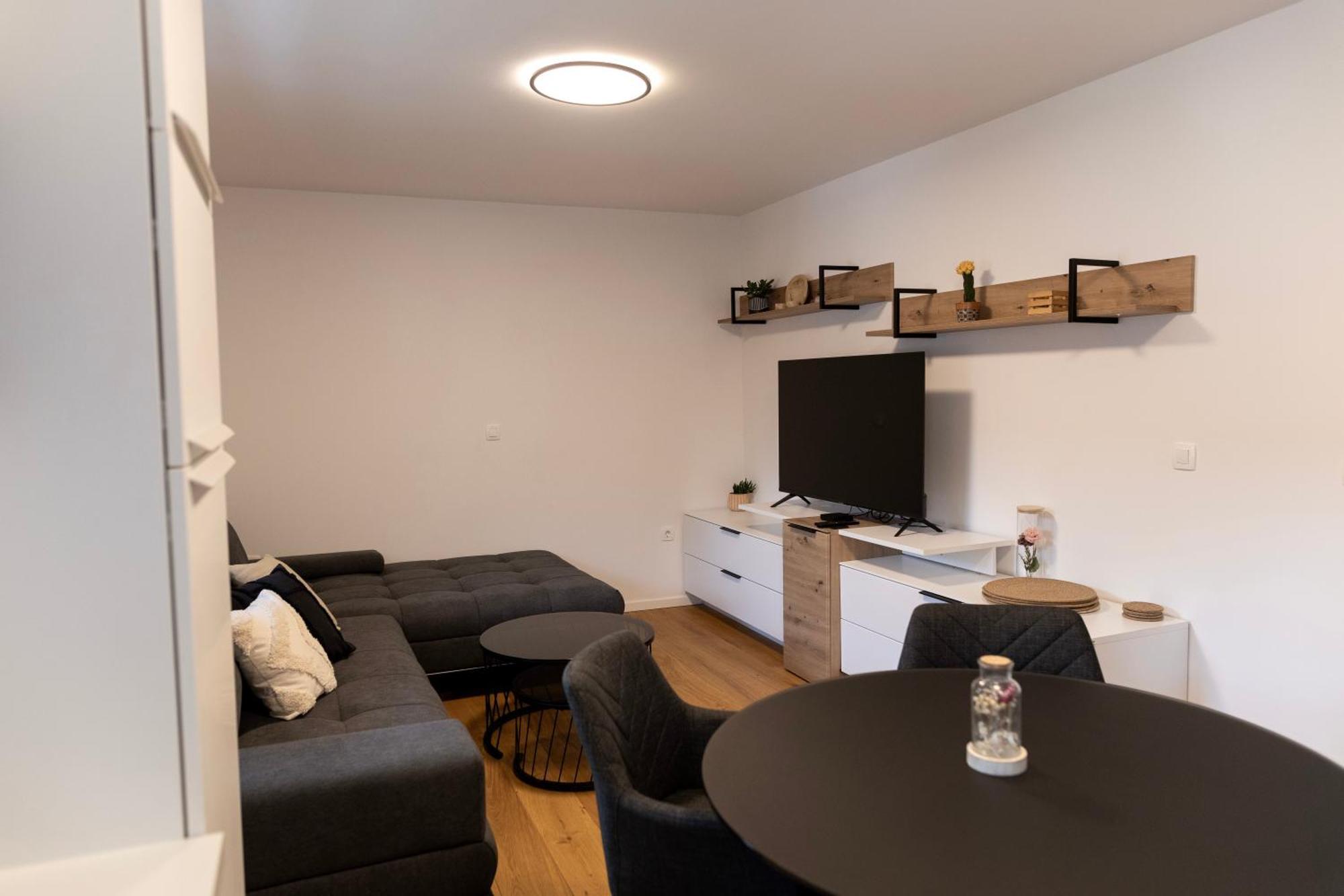 Aura Apartments Жировниця Екстер'єр фото