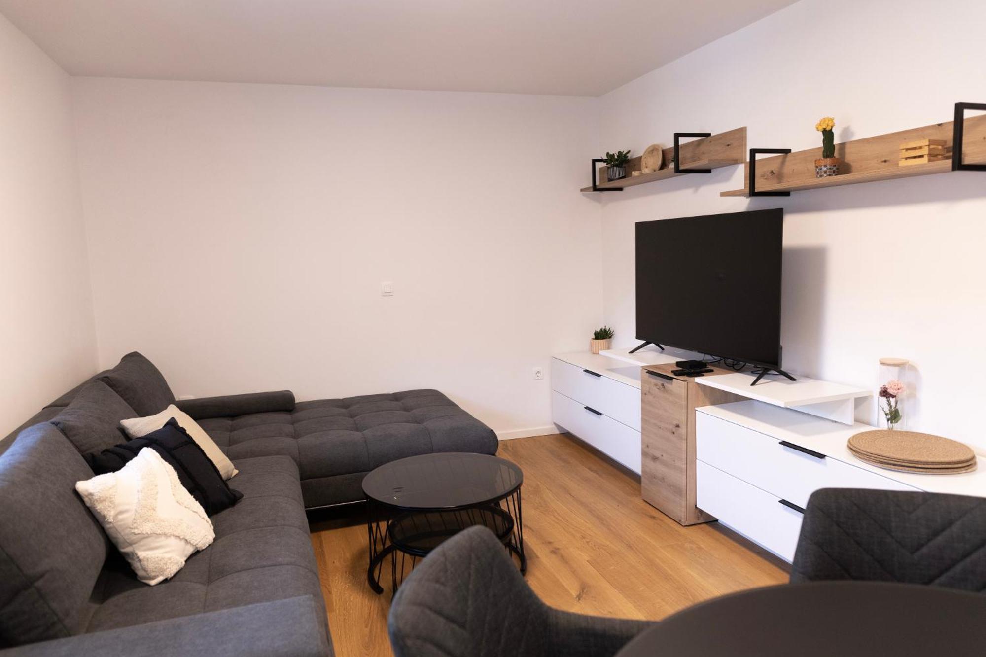 Aura Apartments Жировниця Екстер'єр фото