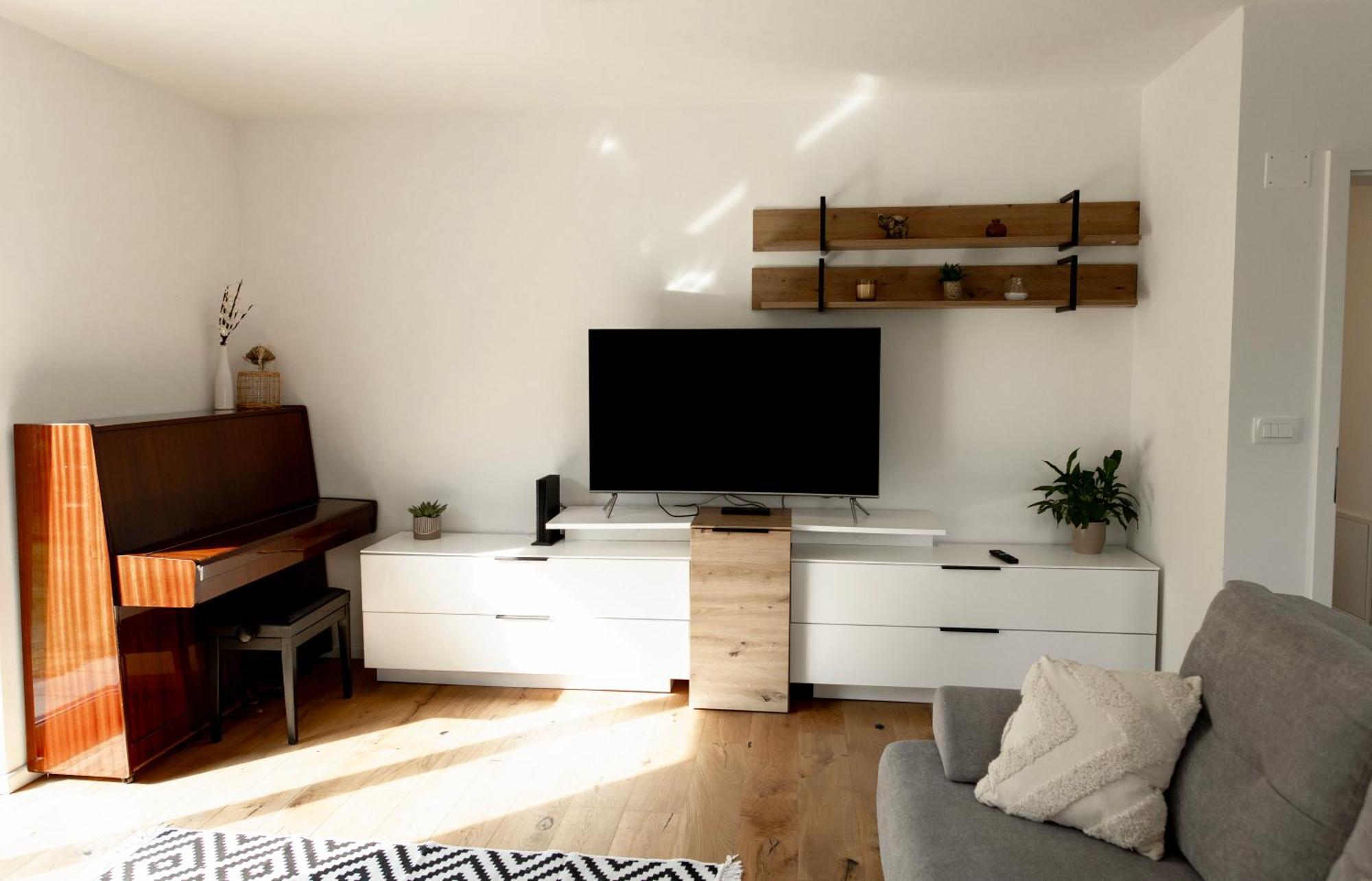 Aura Apartments Жировниця Екстер'єр фото