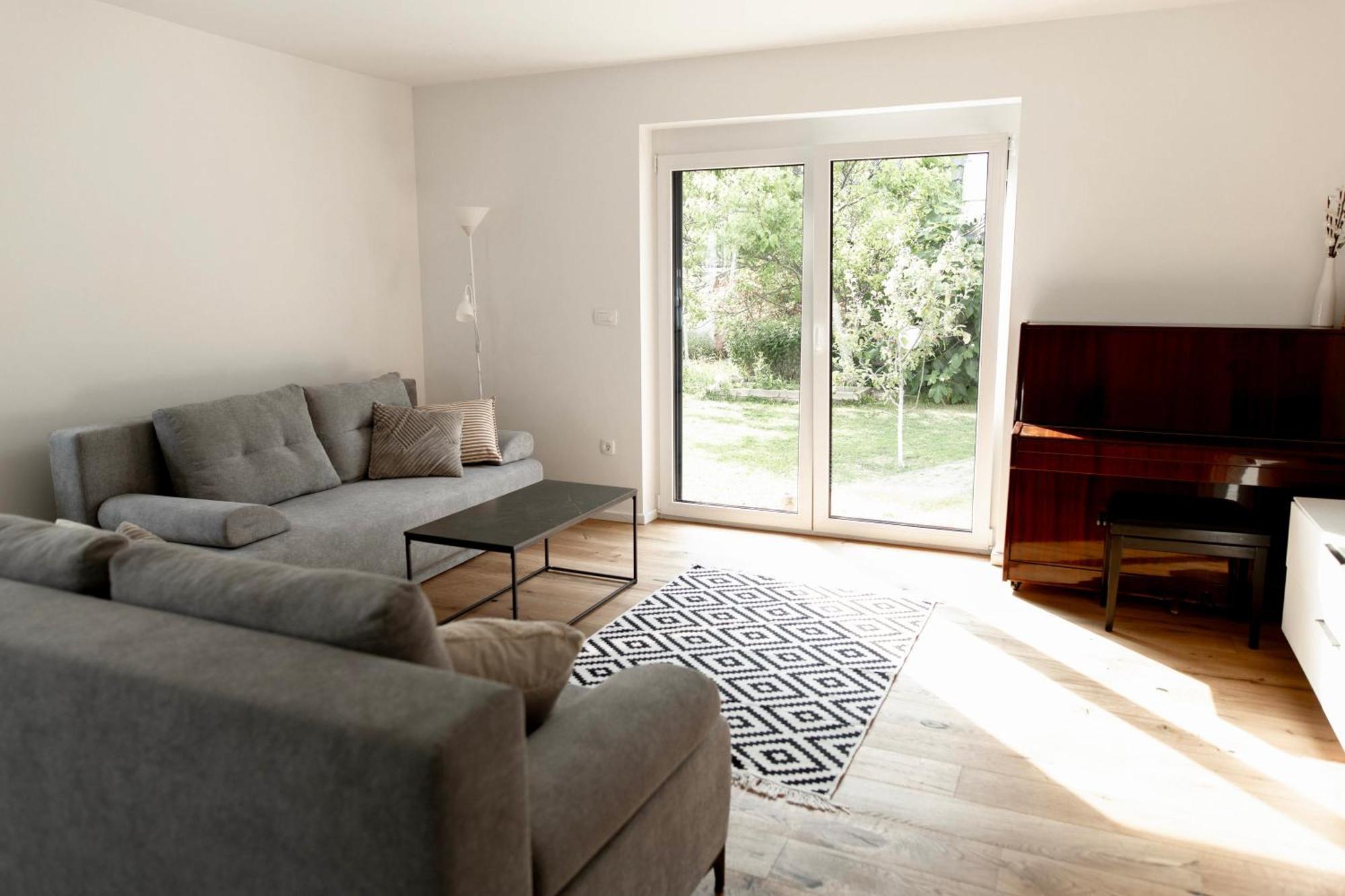 Aura Apartments Жировниця Екстер'єр фото