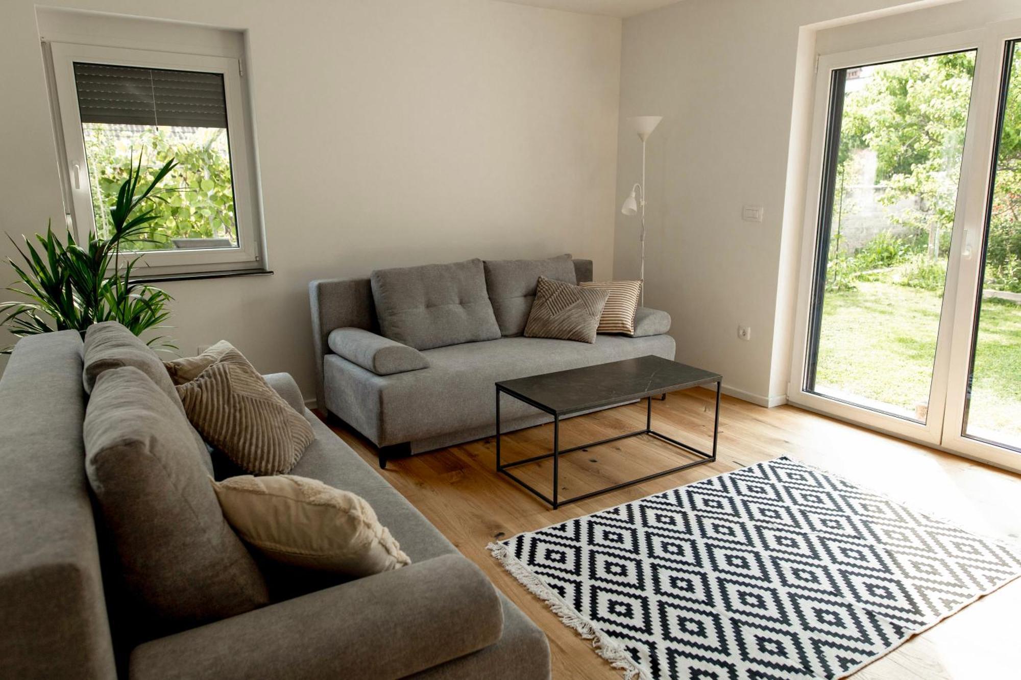 Aura Apartments Жировниця Екстер'єр фото